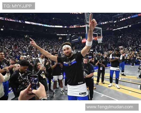 库里与汤普森默契配合，勇士队再次成为总冠军热门